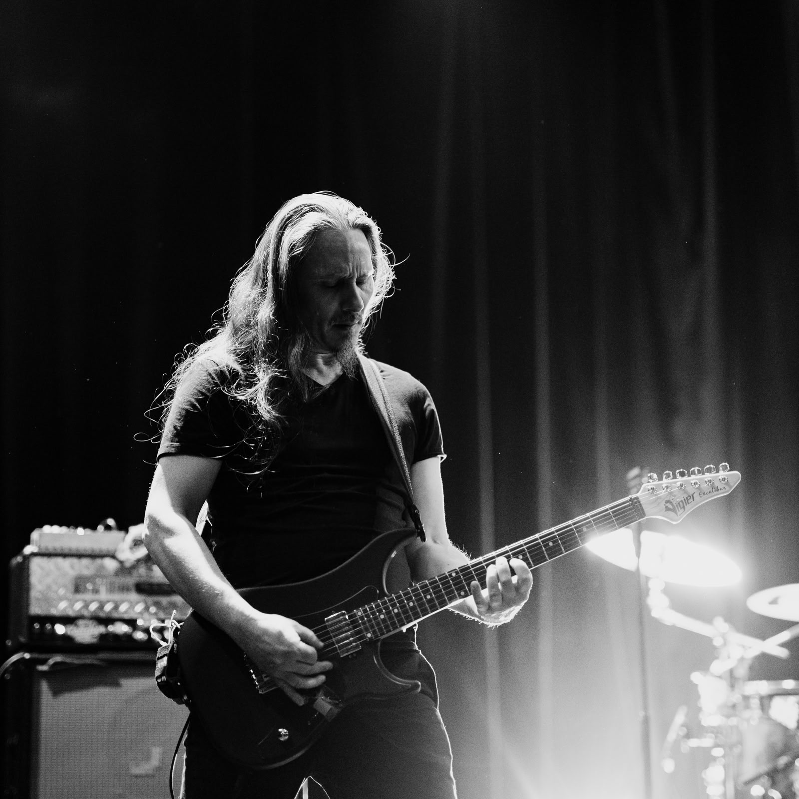 Point Mort est un quintet parisien qui explore les frontières du post-hardcore et du metal, intégrant des éléments pop, électro et hip-hop pour créer un son à la fois brutal et nuancé. Le groupe est reconnu pour ses compositions complexes et ses performances live intenses. - Image 2